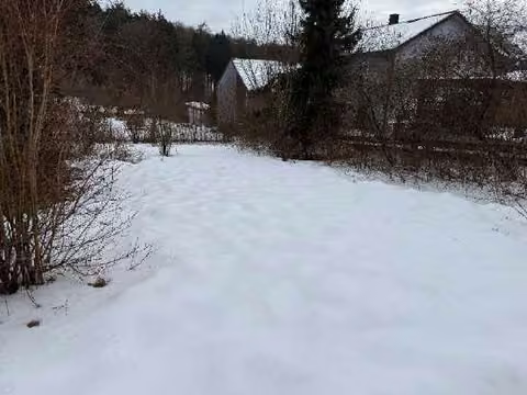 Zwangsversteigerung Grundstück in Sinzing, Saxberg – Verschneite Ansicht des unbebauten Baugrundstücks im Auweg 1a.