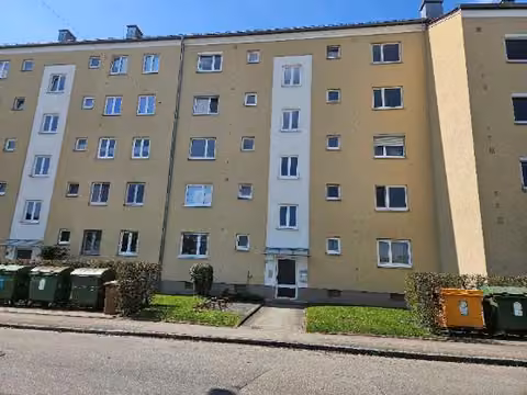 Zwangsversteigerung Eigentumswohnung in Augsburg, Hochzoll – Straßenseitige Außenansicht des Mehrfamilienhauses Ortlerstraße 78 mit markierter Wohnung im 4. OG.