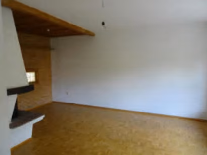 Zwangsversteigerung Reihenhaus in München, Untergiesing-Harlaching – Wohn- und Esszimmer im Erdgeschoss mit Parkettboden und Terrassenzugang.