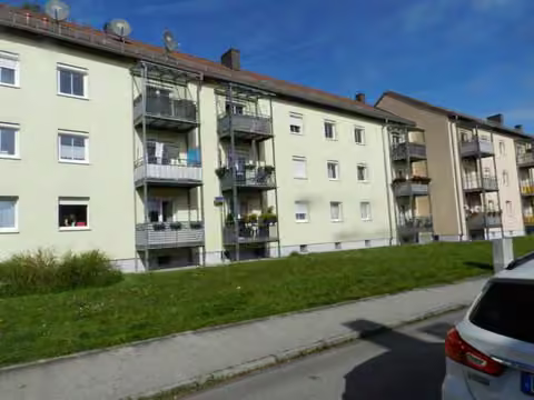 Zwangsversteigerung Eigentumswohnung in Germering – Südansicht des Wohngebäudes von der Mozartstraße mit Balkonen.