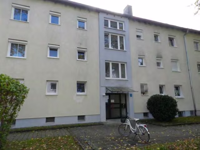 Zwangsversteigerung Eigentumswohnung in Germering – Nordfassade des Mehrfamilienhauses.