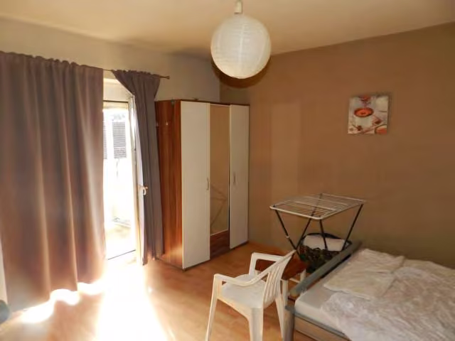 Zwangsversteigerung Eigentumswohnung in Germering – Wohnzimmer mit Zugang zum Balkon.