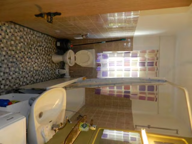 Zwangsversteigerung Eigentumswohnung in Germering – Badezimmer mit Wanne und Stand-WC.