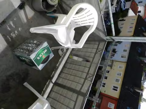 Zwangsversteigerung Eigentumswohnung in Germering – Balkon mit verzinkter Brüstung und Glasüberdachung.