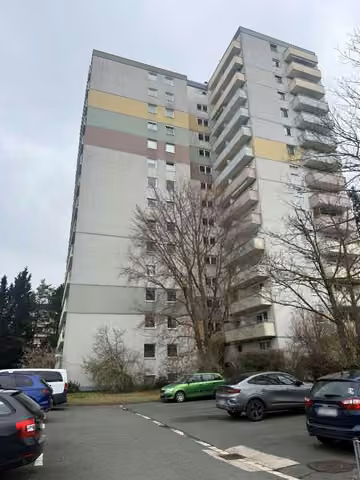 Zwangsversteigerung Eigentumswohnung in Fürth – Außenansicht des Mehrfamilienhauses Wolfringstraße 1 mit Zuwegung.