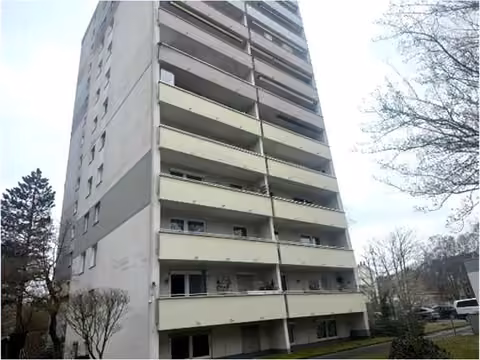 Zwangsversteigerung Eigentumswohnung in Fürth – Seitenansicht des Wohngebäudes mit Balkonen.