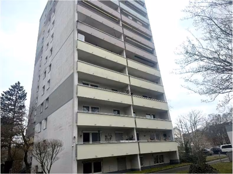 Zwangsversteigerung Eigentumswohnung in Fürth – Seitenansicht des Wohngebäudes mit Balkonen.