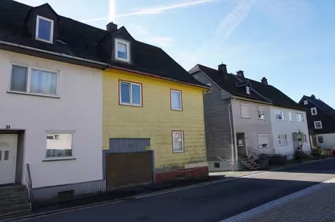 Zwangsversteigerung in Tettau, Kleintettau – Blick von Norden auf das Wohnhaus.