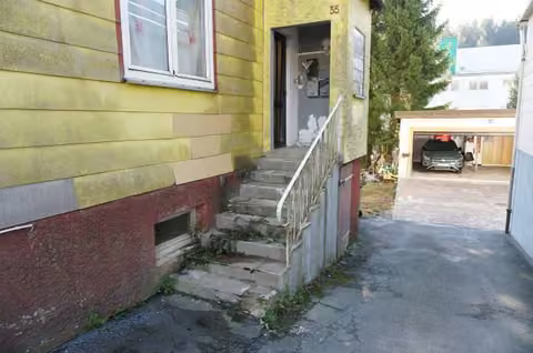 Zwangsversteigerung in Tettau, Kleintettau – Hauseingangsbereich an der Südwestfassade.