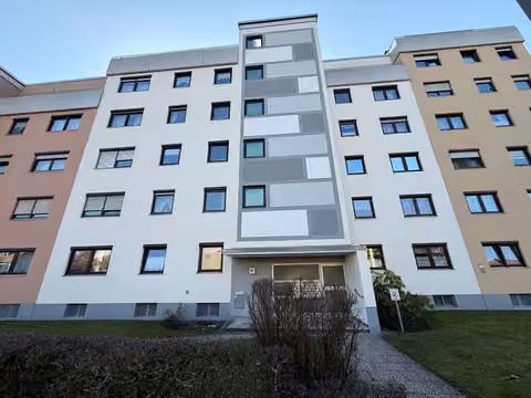 Zwangsversteigerung Eigentumswohnung in Fürth, Ronhof – Außenansicht des Mehrfamilienhauses Im Stöckig 67 mit Eingangsbereich.
