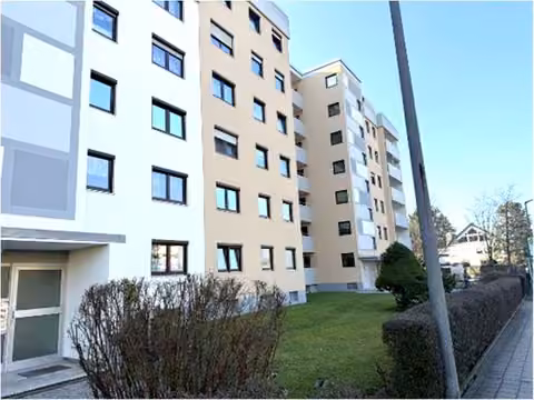 Zwangsversteigerung Eigentumswohnung in Fürth, Ronhof – Gesamtansicht der Wohnanlage mit Freiflächen.