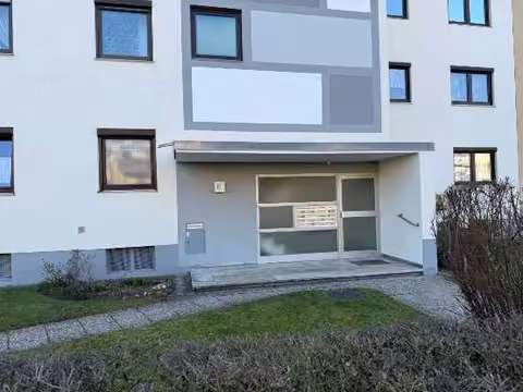 Zwangsversteigerung Eigentumswohnung in Fürth, Ronhof – Tiefgarage mit Stellplatzreihen.
