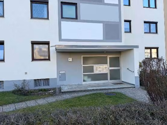 Zwangsversteigerung Eigentumswohnung in Fürth, Ronhof – Tiefgarage mit Stellplatzreihen.