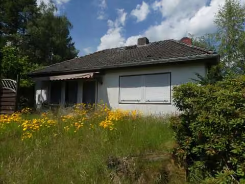 Zwangsversteigerung Einfamilienhaus in Lindwedel, Hope – Südliche Gartenansicht des Einfamilienhauses mit Terrasse und Gartenfläche.