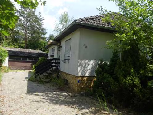 Zwangsversteigerung Einfamilienhaus in Lindwedel, Hope – Westansicht des Einfamilienhauses entlang der gepflasterten Grundstückszufahrt.