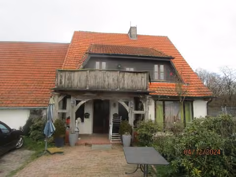 Zwangsversteigerung Zweifamilienhaus in Wallenhorst, Rulle – Südansicht des Zweifamilienhauses mit angrenzendem Wirtschaftsgebäude