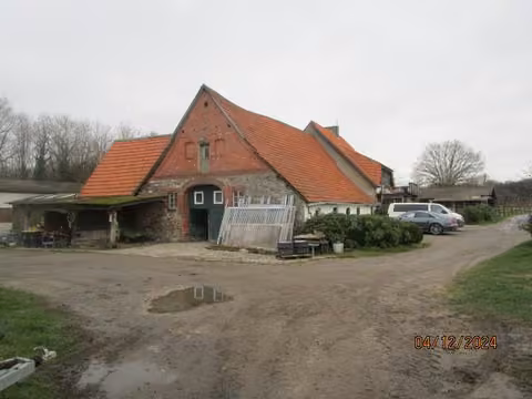 Zwangsversteigerung Zweifamilienhaus in Wallenhorst, Rulle – Ostansicht des Wirtschaftsgebäudes mit dem dahinterliegenden Wohnhaus