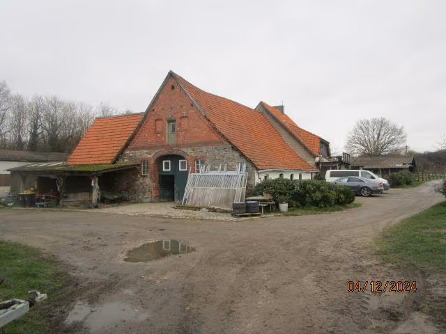 Zwangsversteigerung Zweifamilienhaus in Wallenhorst, Rulle – Ostansicht des Wirtschaftsgebäudes mit dem dahinterliegenden Wohnhaus
