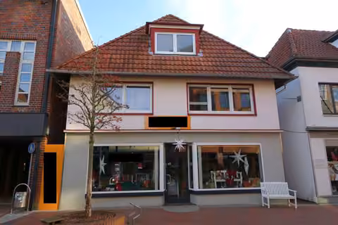 Zwangsversteigerung Wohn-/Geschäftshaus in Westerstede – Straßenansicht der Peterstraße 8 mit Ladengeschäft im Erdgeschoss