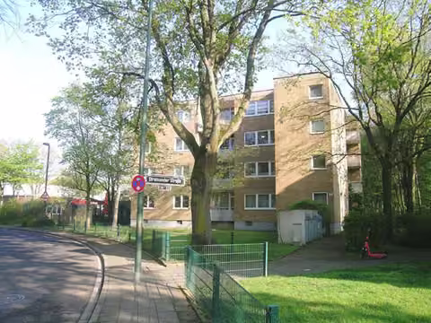 Zwangsversteigerung Eigentumswohnung in Düsseldorf, Garath – Außenansicht des Wohnhauses Stralsunder Straße 30 von der Straße aus