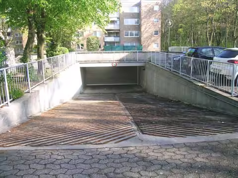 Zwangsversteigerung Eigentumswohnung in Düsseldorf, Garath – Zweispurige Zufahrtsrampe zur Tiefgarage