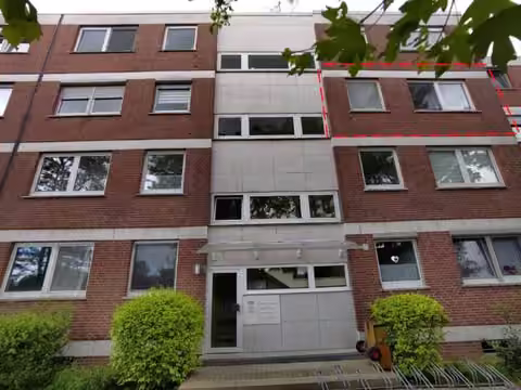 Zwangsversteigerung Eigentumswohnung in Kempen – Außenansicht des Mehrfamilienhauses von der Hauseingangsseite mit Markierung der Wohnung.