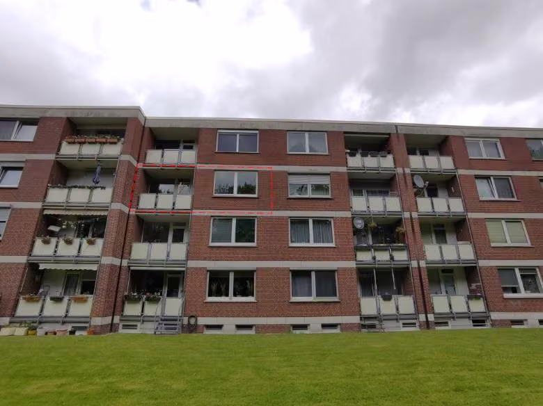 Zwangsversteigerung Eigentumswohnung in Kempen – Gartenseitige Ansicht des Gebäudes mit Markierung der Wohnung und Loggien.