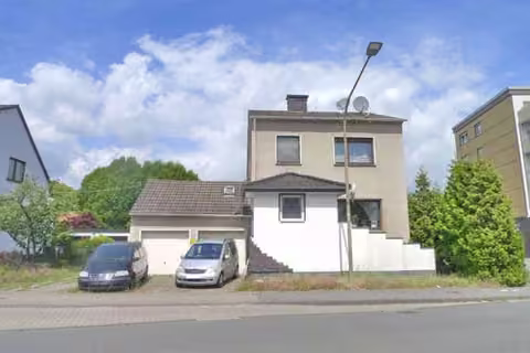 Zwangsversteigerung Einfamilienhaus in Hamm, Herringen – Straßenansicht des freistehenden Einfamilienhauses.