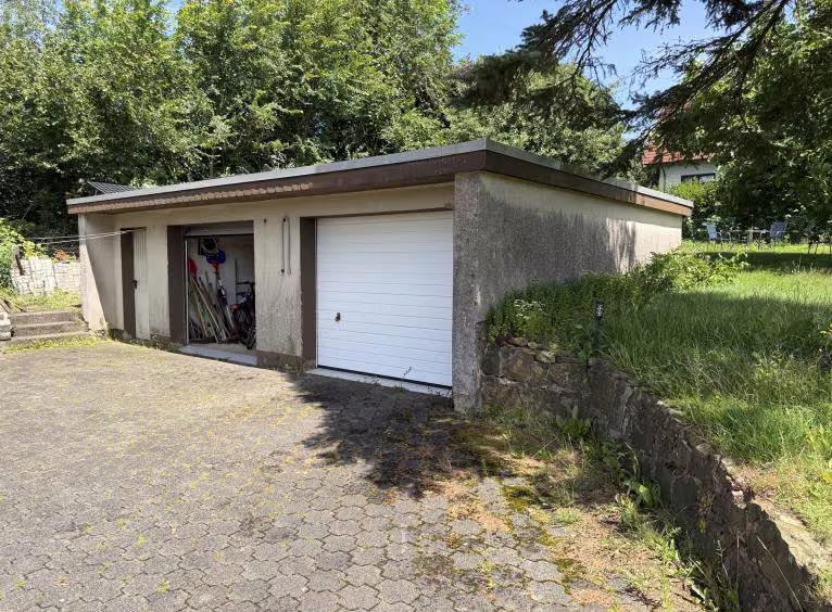 Zwangsversteigerung Einfamilienhaus in Extertal, Bösingfeld – Freistehende Doppelgarage auf dem Grundstück.