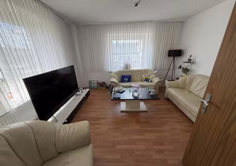 Zwangsversteigerung Einfamilienhaus in Extertal, Bösingfeld – Wohnzimmer im Erdgeschoss.