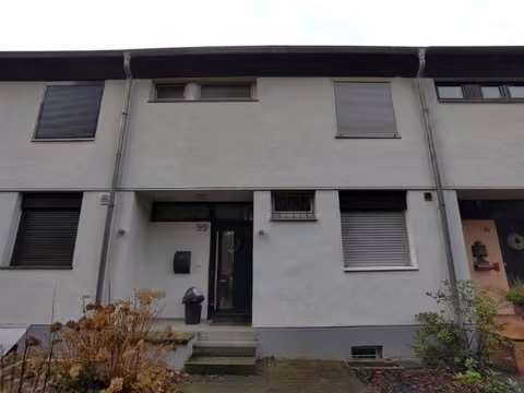 Zwangsversteigerung Einfamilienhaus in Krefeld, Uerdingen – Vorderansicht des Reihenmittelhauses vom Wohnweg der Breslauer Straße aus.