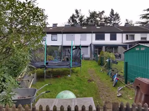 Zwangsversteigerung Einfamilienhaus in Krefeld, Uerdingen – Gartenseitige Ansicht des Hauses mit Terrasse und Rasenfläche.
