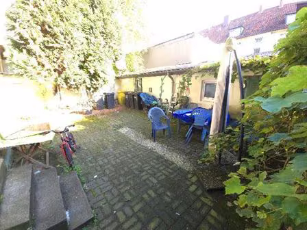 Zwangsversteigerung Mehrfamilienhaus in Gelsenkirchen, Schalke – Blick über die Hoffläche auf das dahinterliegende Nebengebäude.