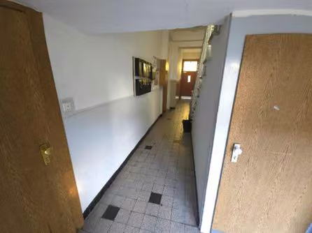 Zwangsversteigerung Mehrfamilienhaus in Gelsenkirchen, Schalke – Hausflur im Eingangsbereich mit Briefkastenanlage.