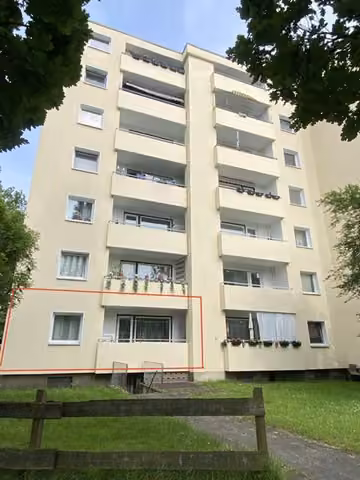 Zwangsversteigerung Eigentumswohnung in Harsewinkel, Marienfeld – Außenansicht des siebengeschossigen Mehrfamilienhauses Haus 10.