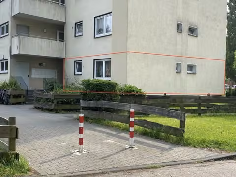 Zwangsversteigerung Eigentumswohnung in Harsewinkel, Marienfeld – Eingangsbereich des Mehrfamilienhauses.