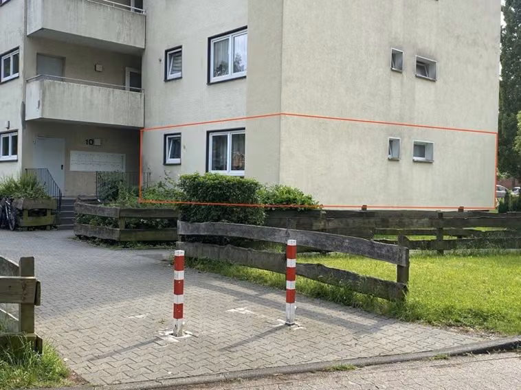 Zwangsversteigerung Eigentumswohnung in Harsewinkel, Marienfeld – Eingangsbereich des Mehrfamilienhauses.
