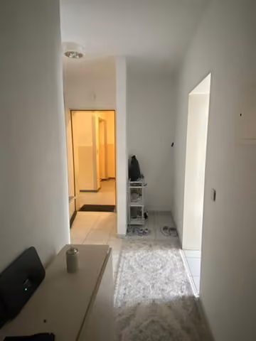 Zwangsversteigerung Eigentumswohnung in Harsewinkel, Marienfeld – Flur- und Innenansicht der zu bewertenden Wohnung im Erdgeschoss.