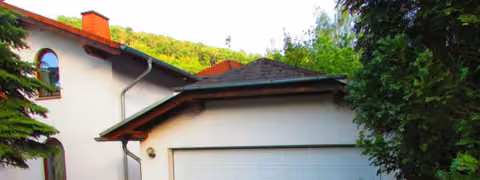 Zwangsversteigerung Einfamilienhaus in Gackenbach, Dies – Freistehende massive Doppelgarage mit elektrischem Sektionaltor und Zufahrt.