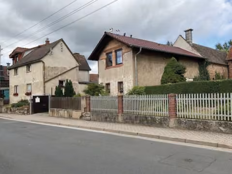 Zwangsversteigerung Einfamilienhaus in Schöngleina – Straßenansicht beider Wohngebäude und der Zufahrt von Schöngleina.