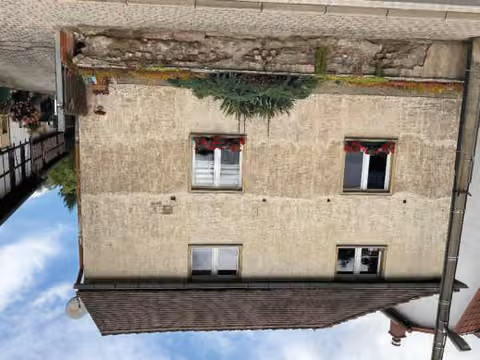Zwangsversteigerung Einfamilienhaus in Schöngleina – Nahaufnahme der Straßenfassade des bewohnten östlichen bzw. westlichen Wohngebäudes.
