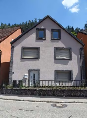 Zwangsversteigerung Einfamilienhaus in Etzelwang, Lehenhammer – Vorderansicht des freistehenden Einfamilienhauses mit Giebel zur Straße.