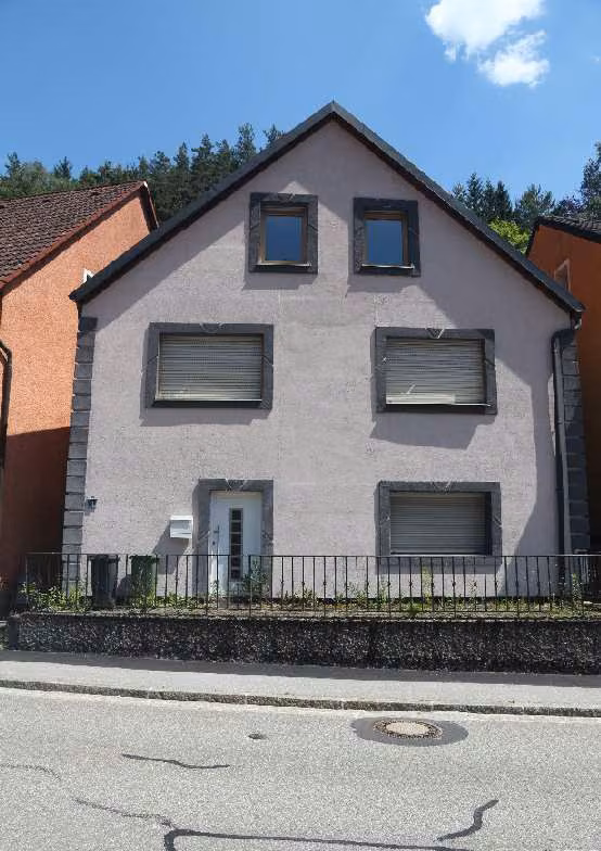 Zwangsversteigerung Einfamilienhaus in Etzelwang, Lehenhammer – Ostansicht des Wohnhauses mit ungedämmter Fassade und Vorbereich.
