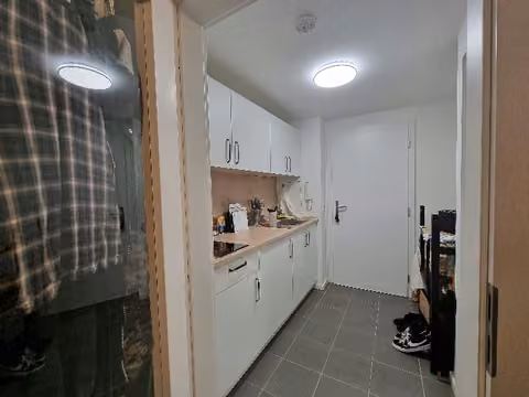 Zwangsversteigerung Eigentumswohnung in Tirschenreuth – Außenansicht der Wohnung im Kellergeschoss mit Terrasse.