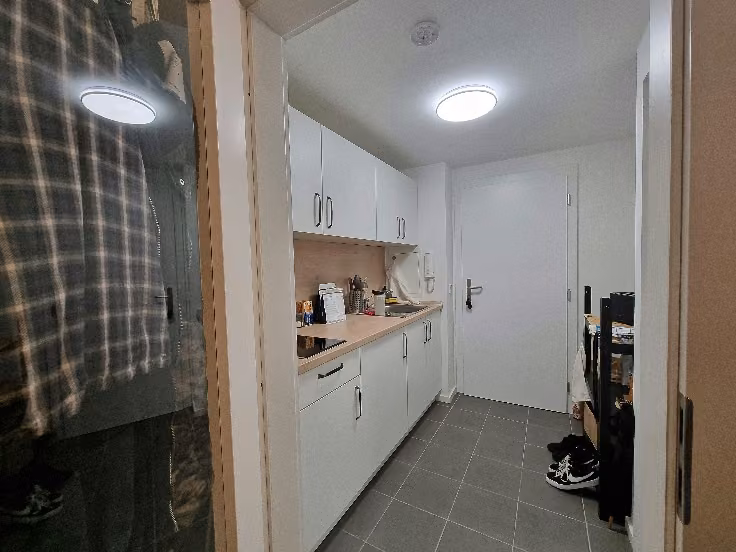 Zwangsversteigerung Eigentumswohnung in Tirschenreuth – Außenansicht der Wohnung im Kellergeschoss mit Terrasse.