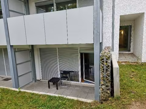 Zwangsversteigerung Eigentumswohnung in Tirschenreuth – Innenansicht der Wohnung mit Diele und Kochnische.