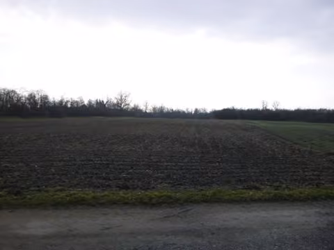 Zwangsversteigerung Landwirtschaft in Kirchdorf am Inn – Blick über das Flurstück von Nordwesten nach Südosten.