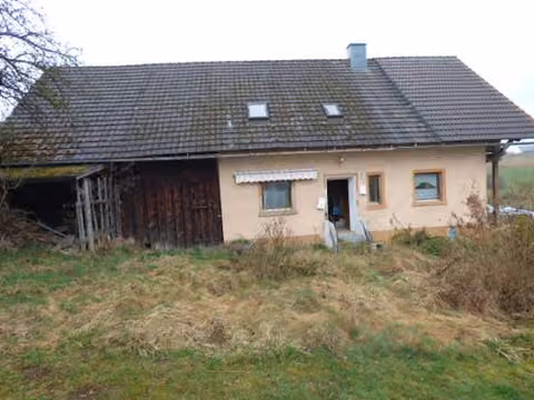 Zwangsversteigerung Einfamilienhaus in Teunz, Weiherhäusl – Gesamtansicht des Wohnhauses und Scheunenanbaus von Südwesten mit Zugangsbereich.