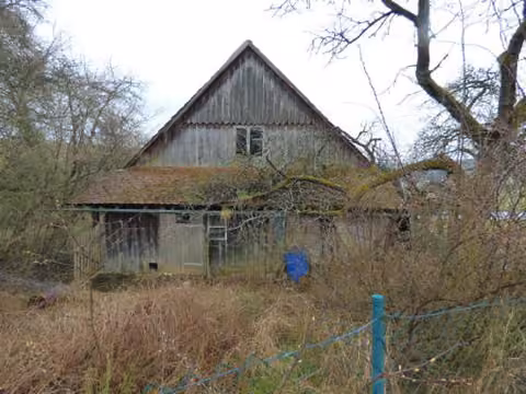 Zwangsversteigerung Einfamilienhaus in Teunz, Weiherhäusl – Rückansicht des Objekts und Scheunenanbaus von Nordwesten.