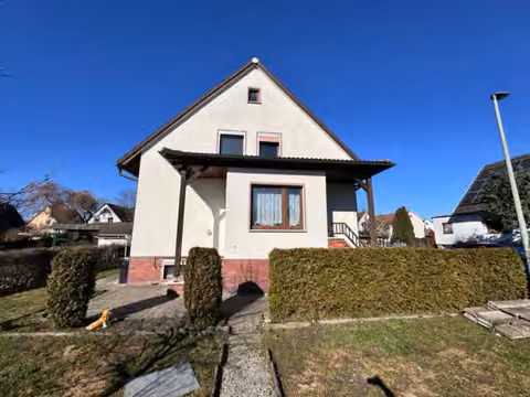 Zwangsversteigerung in Neustadt bei Coburg, Wildenheid – Giebelansicht des Wohnhauses vom Vorgarten aus gesehen.